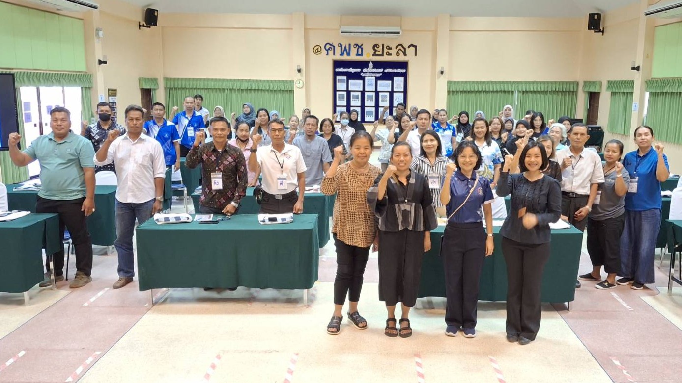 [690324] ศพช.ยะลา เปิดสูตรสำเร็จชุมชนเข้มแข็ง! ถ่ายทอดประสบการณ์ “กระจูดวรรณี” พร้อมฝึกอาชีพสร้างรายได้