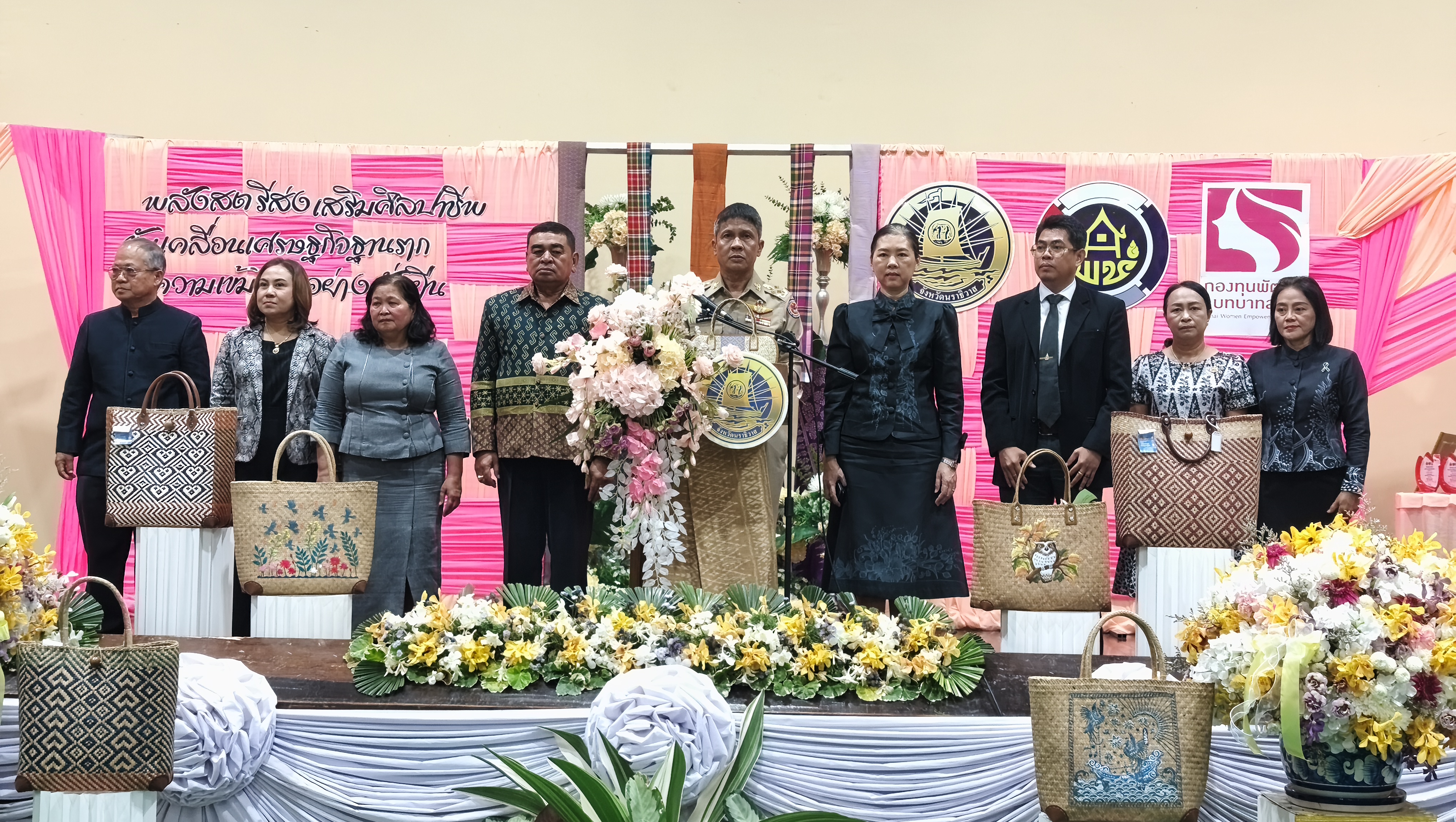 [690407] ผู้ตรวจราชการกรม (นายวัชระ ธรรมปัญญาสกุล) ร่วมเป็นเกียรติในพิธีเปิดโครงการพลังสตรีส่งเสริมศิลปาชีพ ขับเคลื่อนเศรษฐกิจฐานรากสู่ความเข้มแข็งอย่างยั่งยืน