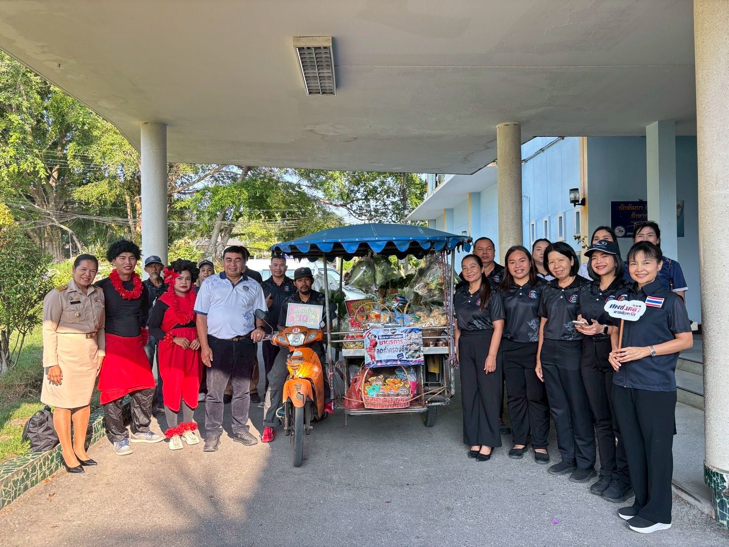 [690427] ศพช.ยะลา เดินหน้าขานรับมาตรการลดค่าครองชีพ เคลื่อน “รถพุ่มพวง” นำสินค้า OTOP – โคก หนอง นา สู่ประชาชน นำร่อง 7 จังหวัดภาคใต้